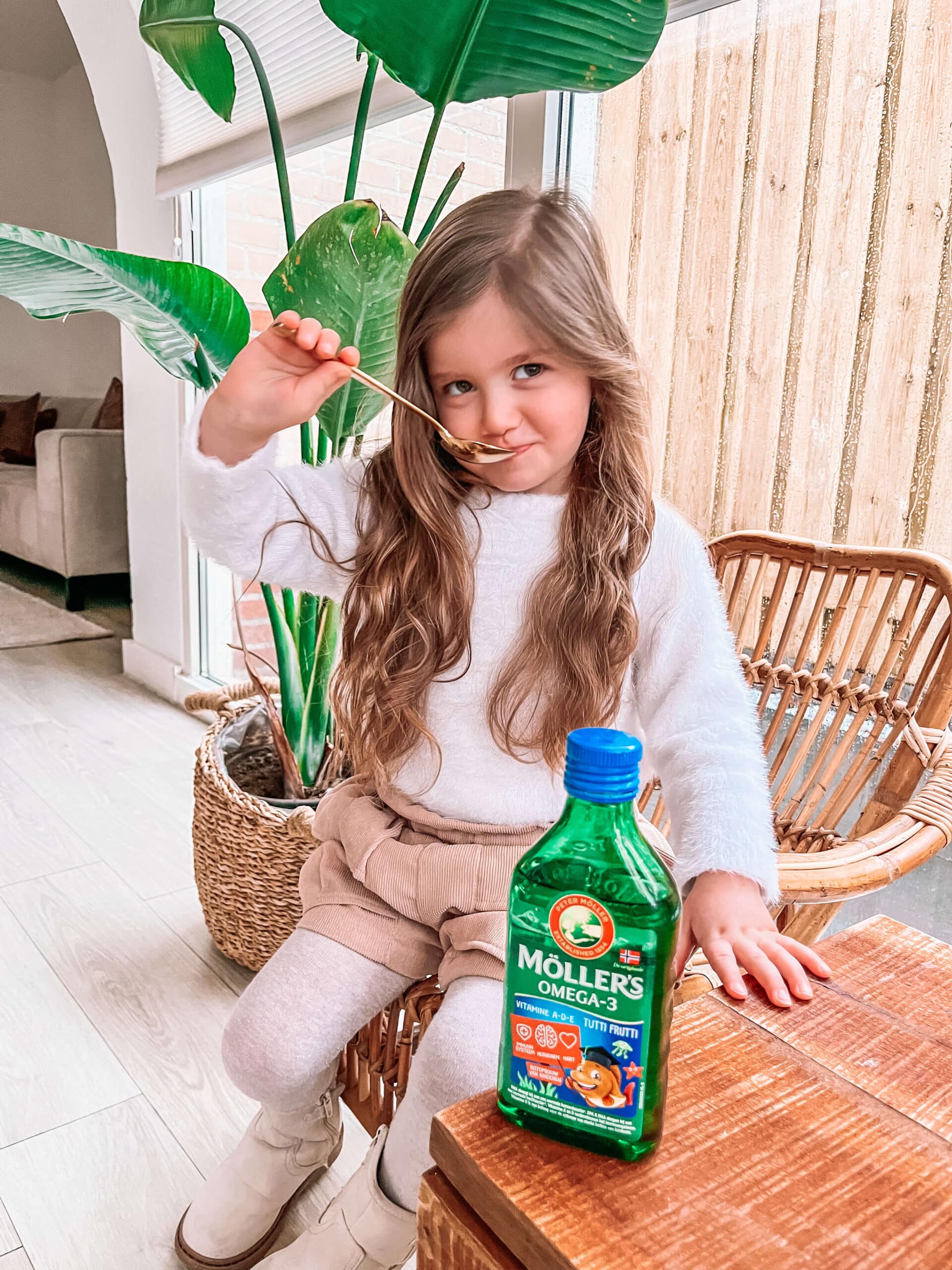 kind met lepel möller's omega-3.